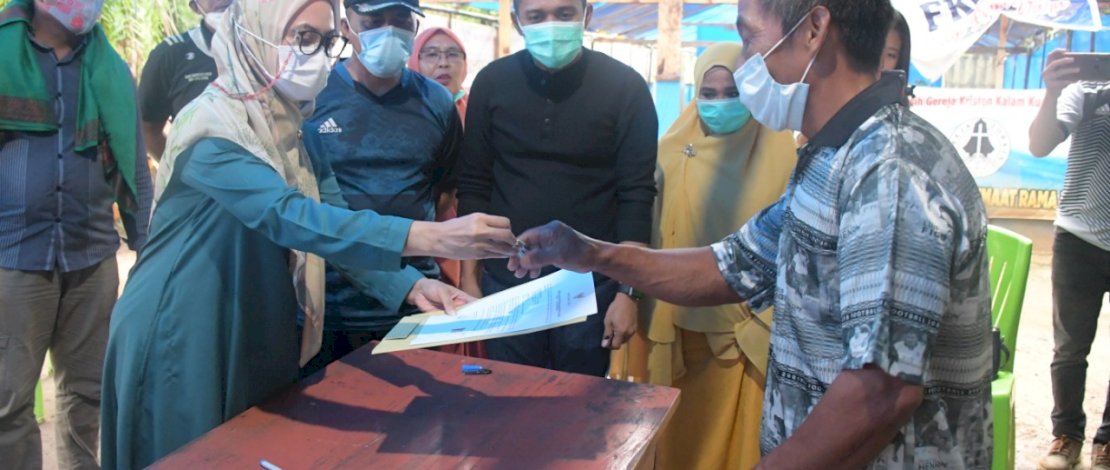 Bupati Luwu Utara Indah Putri Indriani menyerahkan sepuluh unit hunian tetap (huntap) kepada 10 Kepala Keluarga (KK) korban banjir bandang yang melanda beberapa kecamatan 13 Juli 2020 lalu.
