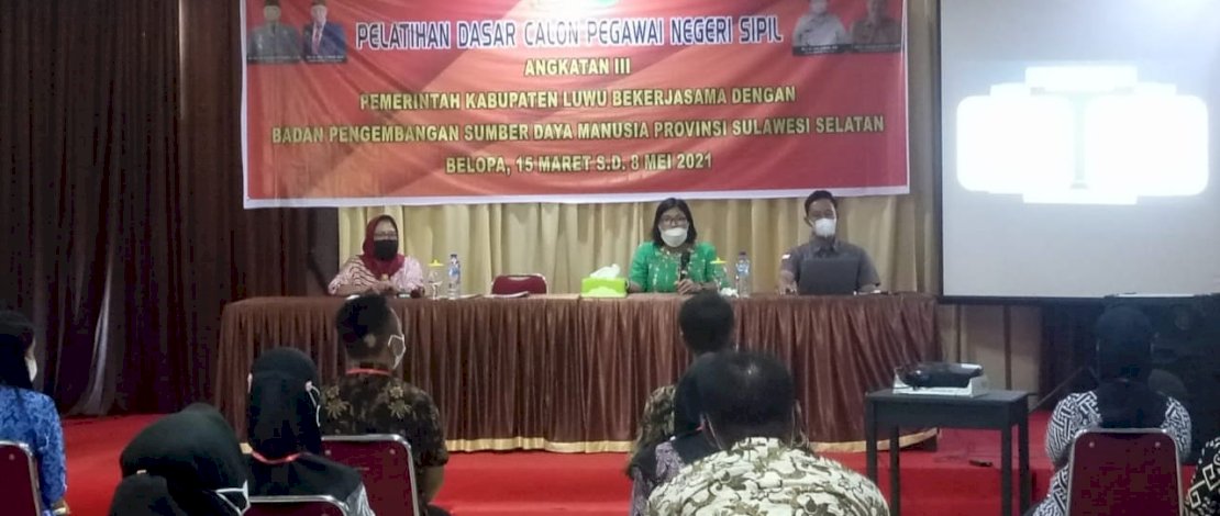 Kajari Luwu, saat memberikan materi pada pelatihan dasar CPNS Luwu.