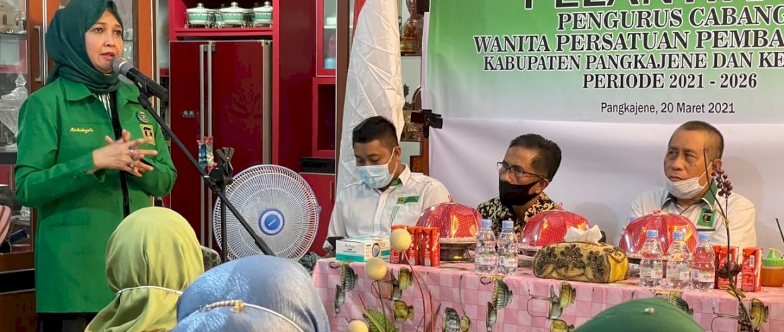 Ketua WPP Sulsel, Andi Nurhidayati Zainuddin saat melantik pengurus WPP Pangkep.
