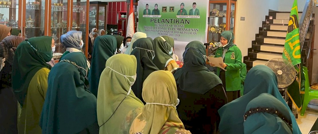 Ketua WPP Sulsel, Andi Nurhidayati Zainuddin saat melantik pengurus WPP Pangkep.