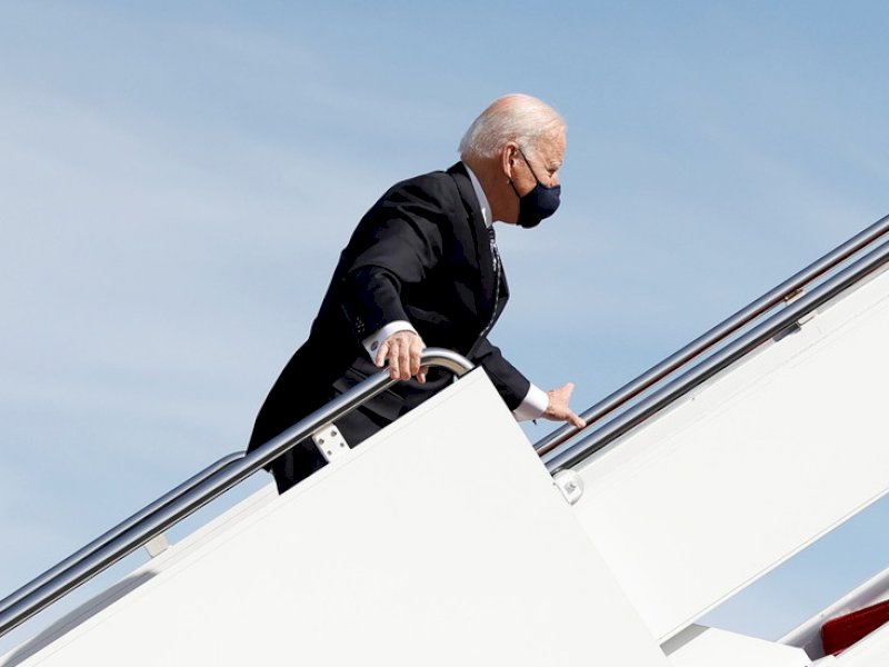 Biden Jatuh Tiga Kali Saat Menaiki Tangga Air Force One, Ini Videonya