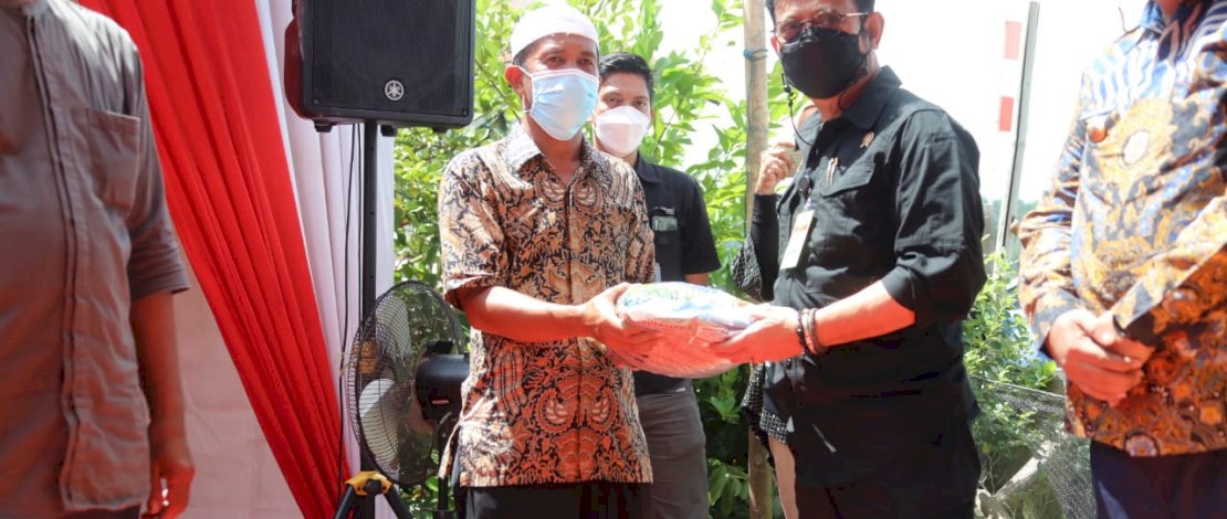 PANEN RAYA. Menteri Pertanian Syahrul Yasin Limpo melakukan panen raya padi di lahan seluas 1.000 hektar (ha) sekaligus melakukan gerakan serap gabah petani, di Desa Je’netaesa, Kecamatan Simbang, Kabupaten Maros, Sabtu, 20 Maret 2021. 