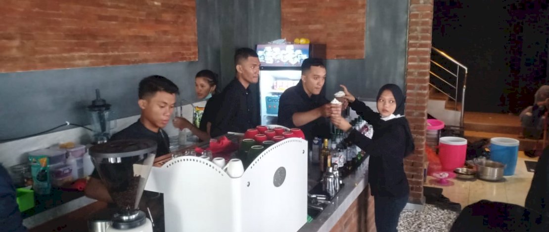 Suasana di Cafe Rustic Makassar. 