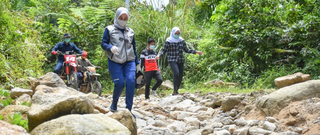 Bupati Luwu Utara Indah Putri Indriani saat melakukan kunjungan kerja ke Dusun Pulao, melihat kondisi jalan menuju Dusun Polao. Sabtu (20/03/2021)