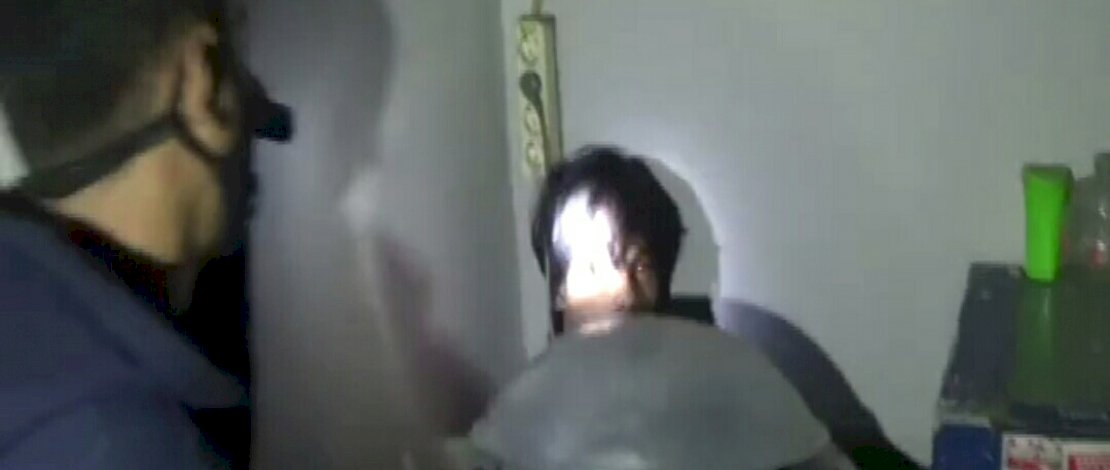 Ansar saat ditangkap usai sembunyi di belakang kulkas.