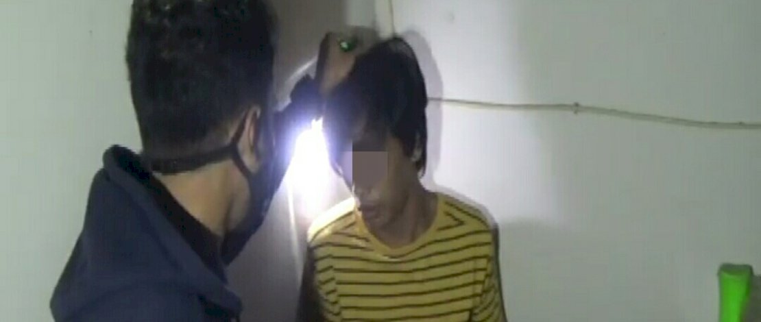 Ansar saat ditangkap usai sembunyi di belakang kulkas.