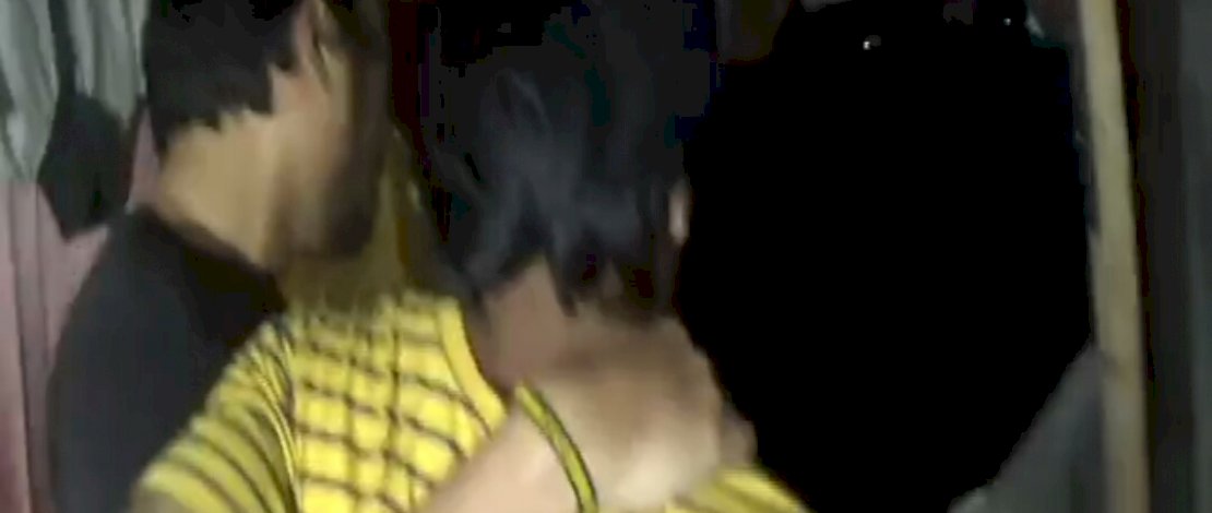 Ansar saat ditangkap usai sembunyi di belakang kulkas.