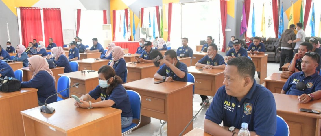 Bupati Lutra, Indah Putri Indriani, melepas 40 tenaga reformer yang akan berangkat ke Bulukumba.