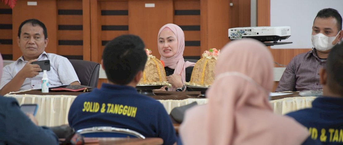 Bupati Lutra, Indah Putri Indriani, melepas 40 tenaga reformer yang akan berangkat ke Bulukumba.