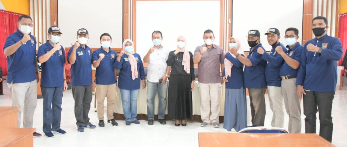 Bupati Lutra, Indah Putri Indriani, melepas 40 tenaga reformer yang akan berangkat ke Bulukumba.