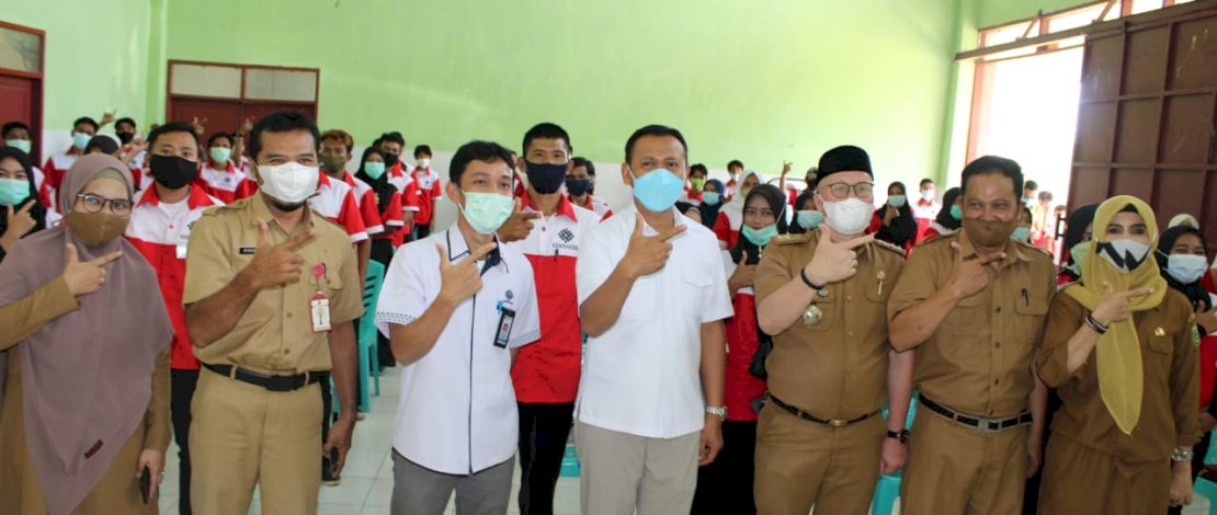 Bupati Takalar H. Syamsari, memberikan langsung peralatan pelatihan kepada peserta dalam pembukaan tersebut di Aula BLK Takalar, Lingkungan Bilacaddi, Kelurahan Kalabbiran, Kecamatan Pattalassang, Senin (22/3/2021) pagi.