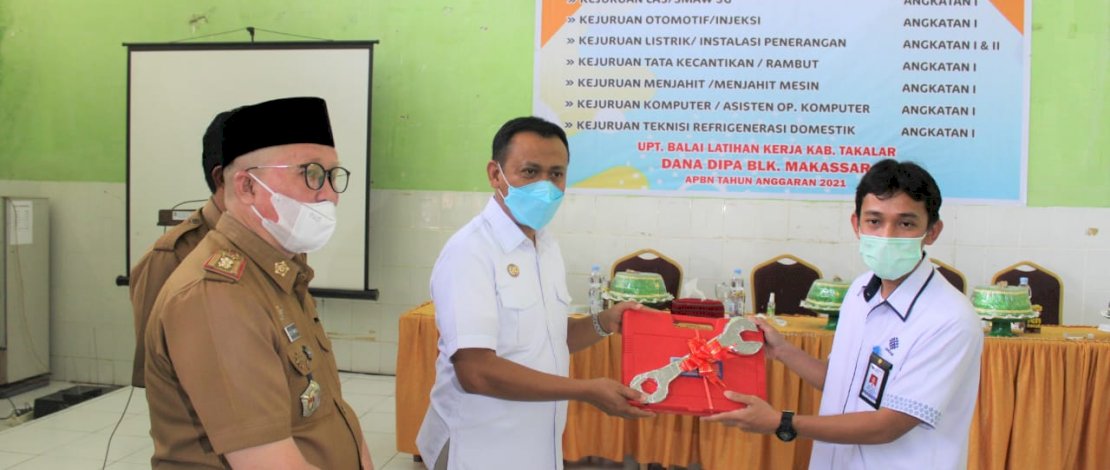 Bupati Takalar H. Syamsari, memberikan langsung peralatan pelatihan kepada peserta dalam pembukaan tersebut di Aula BLK Takalar, Lingkungan Bilacaddi, Kelurahan Kalabbiran, Kecamatan Pattalassang, Senin (22/3/2021) pagi.