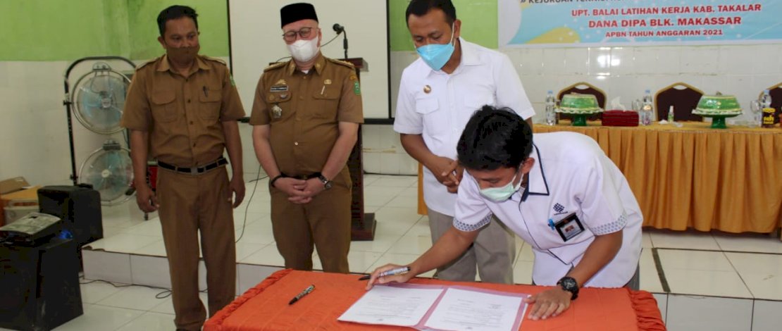Bupati Takalar H. Syamsari, memberikan langsung peralatan pelatihan kepada peserta dalam pembukaan tersebut di Aula BLK Takalar, Lingkungan Bilacaddi, Kelurahan Kalabbiran, Kecamatan Pattalassang, Senin (22/3/2021) pagi.