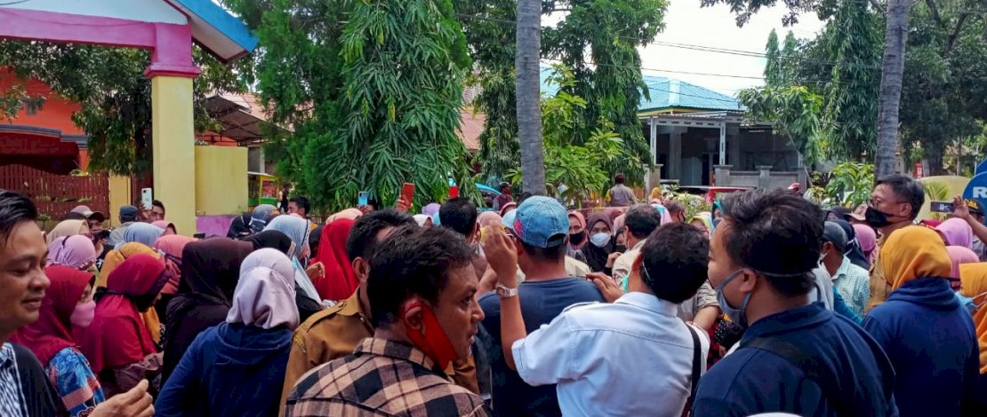 Ingin Temui Pendemo, Ratusan Emak-emak Datangi Kantor Dinsos Jeneponto