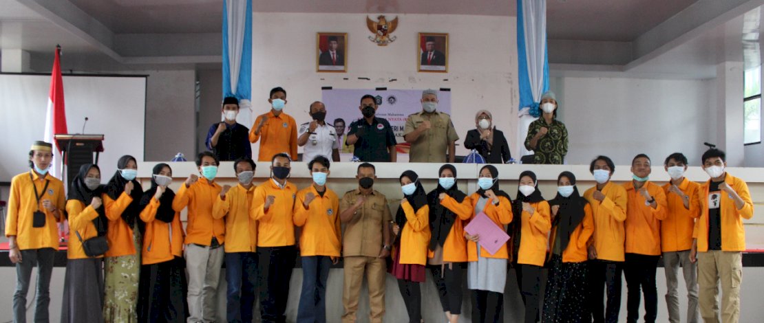 Wabup Takalar, H Achmad Dg Se're berfoto dengan mahasiswa KKN UNM.