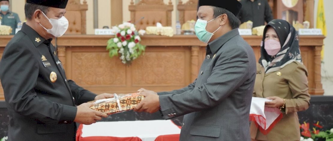 Bupati Luwu, Basmin Mattayang Menyerahkan dua Ranperda Ke DPRD Luwu, Selasa (23/3/2021).