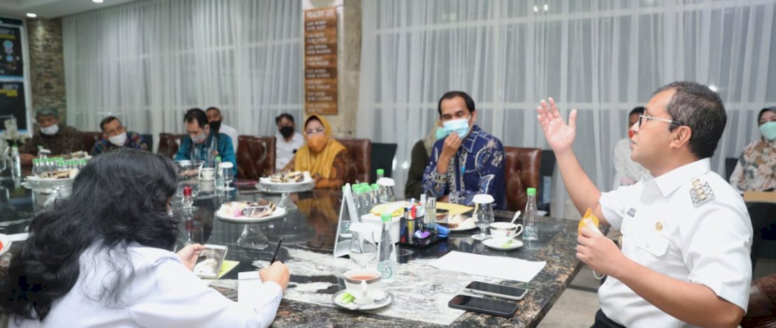 Wali Kota Makassar, Moh Ramdhan Pomanto, saat menerima dewan pendidikan.