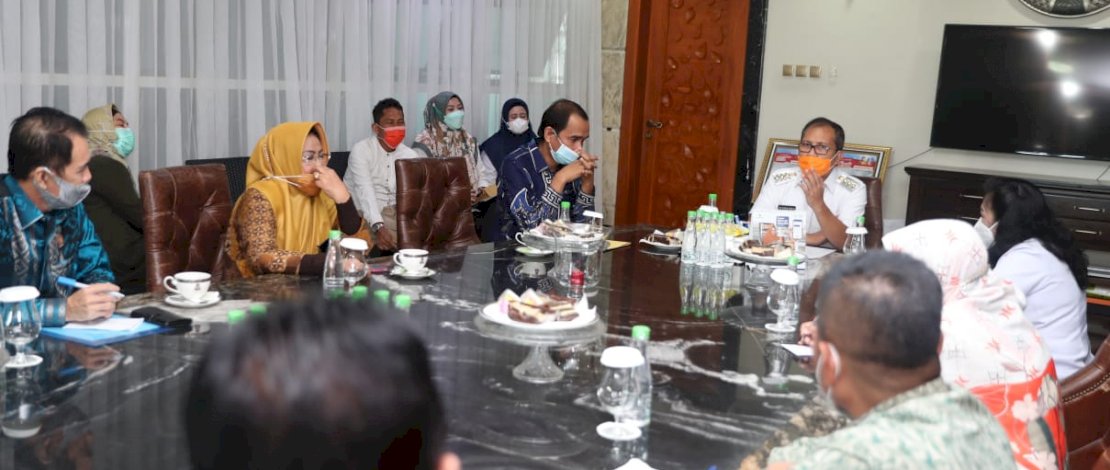 Wali Kota Makassar, Moh Ramdhan Pomanto, saat menerima dewan pendidikan.