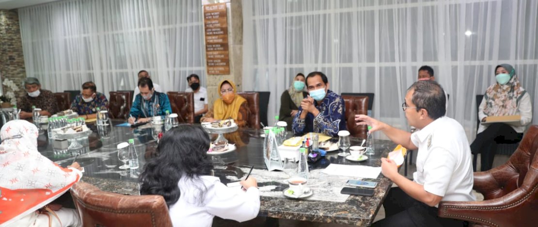 Wali Kota Makassar, Moh Ramdhan Pomanto, saat menerima dewan pendidikan.