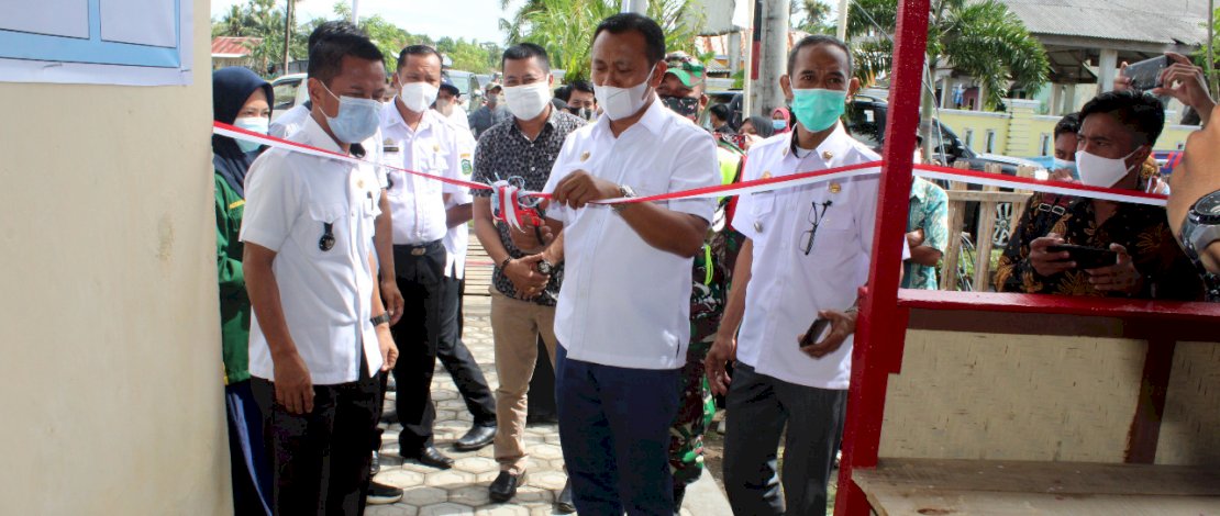 Bupati Takalar, H Syamsari Kitta, menyerahkan bantuan ke tiga desa di Galesong Selatan.