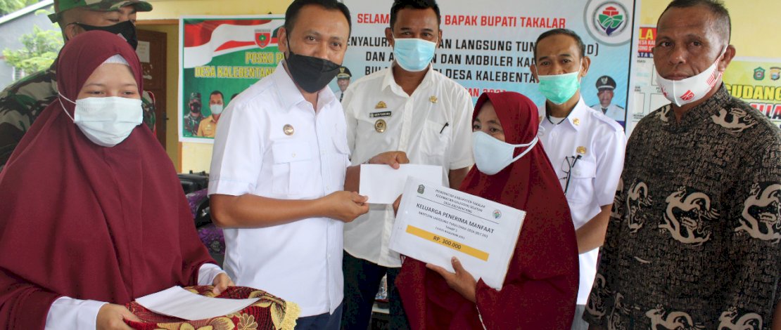 Bupati Takalar, H Syamsari Kitta, menyerahkan bantuan ke tiga desa di Galesong Selatan.