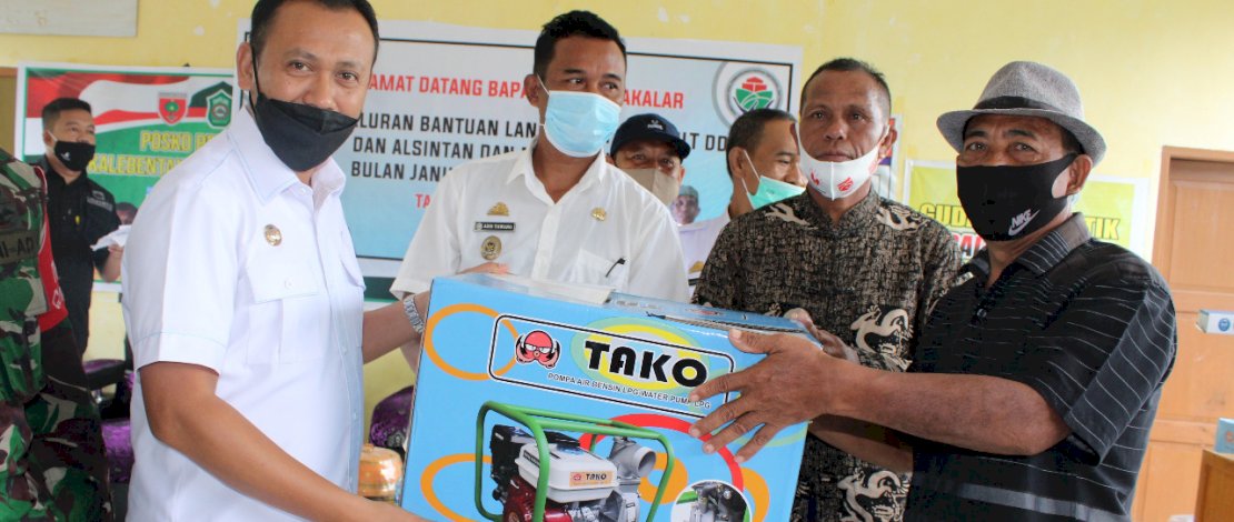 Bupati Takalar, H Syamsari Kitta, menyerahkan bantuan ke tiga desa di Galesong Selatan.