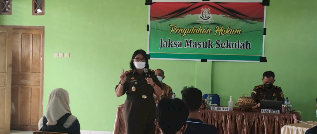 Kajari Luwu pada program Jaksa Masuk Sekolah.