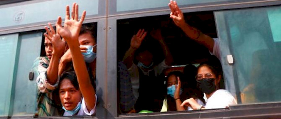Bus meninggalkan penjara Insein pada 24 Maret 2021 di Yangon, Myanmar. (Foto: AP)
