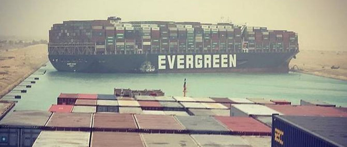 Kapal Kargo Ever Given terjebak di Terusan Suez Mesir. (Foto: Instagram / fallenhearts17 via CNA)
