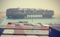 Kapal Kargo 400 Meter Blokir Terusan Suez Karena Angin Kencang