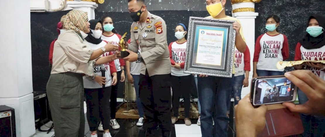 Dr Imaculata Beri Penghargaan Polsek Panakukkang Atas Kinerja Terkait Kekerasan Anak Dr Imaculata Beri Penghargaan Polsek Panakukkang Atas Kinerja Terkait Kekerasan Anak