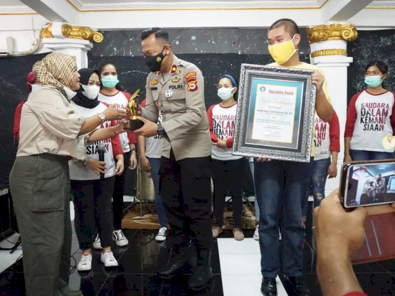 Dr Imaculata Beri Penghargaan Polsek Panakukkang Atas Kinerja Terkait Kekerasan Anak