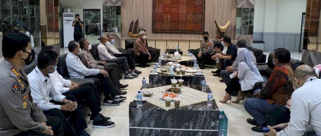 Foto-foto silaturahmi Direksi Kalla Group dengan Kapolda dan Kajati Sulsel.