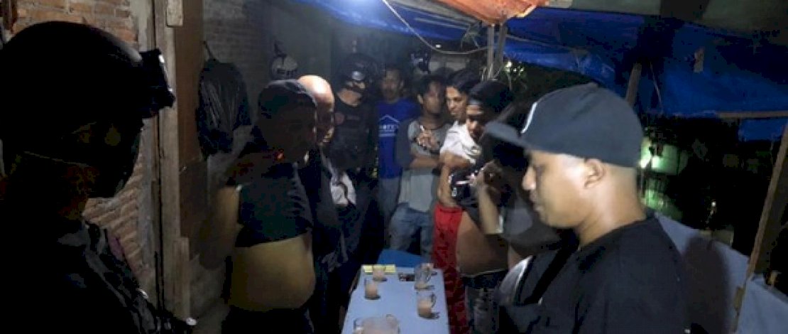 Pesta miras di Sibula Dalam, Makassar. Pesta miras di Sibula Dalam, Makassar.