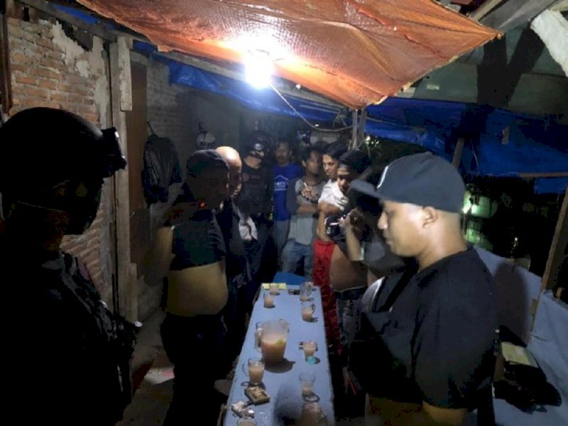 Warga Makassar Mabuk-mabukan Sambil Joget, Polisi Tumpahkan 5 Jeriken Miras
