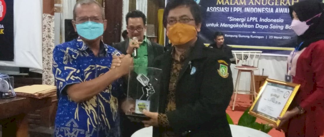 Kepala Dinas Komunikasi Informatika Statistik dan Persandian Kabupaten Gowa, Arifuddin Saeni mewakili Bupati Gowa, Adnan Purichta Ichsan, menerima penghargaan dari Sekjen Asosiasi LPPL Radio dan TV se-Indonesia, Gabril Majid Sukarman.