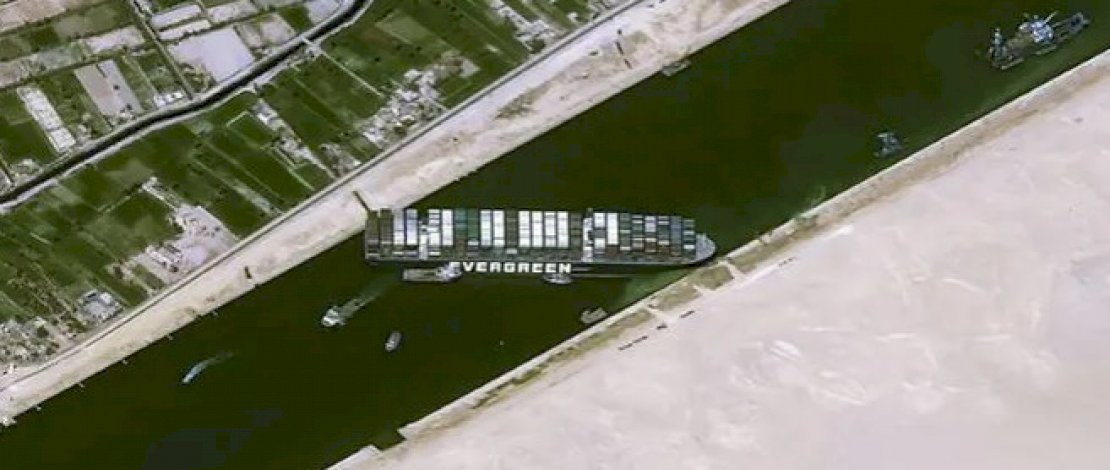 Foto satelit menunjukkan kapal kontainer Ever Given bersandar ke samping dan menghalangi semua lalu lintas di Terusan Suez Mesir. (Foto: AFP)