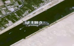 Terusan Suez Masih Terblokir, Tarif Pengiriman Minyak Naik Hampir 2x Lipat