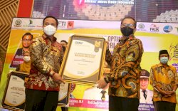 Wali Kota Makassar Raih Penghargaan Peduli Media Dan Pers dari SMSI