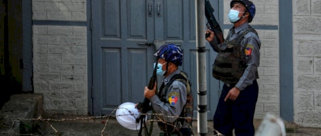 Anggota pasukan keamanan Myanmar di sebuah jalan di Taunggyi di negara bagian Shan, selama penumpasan protes terhadap kudeta militer. (Foto: Facebook / AFP / Getty Images)