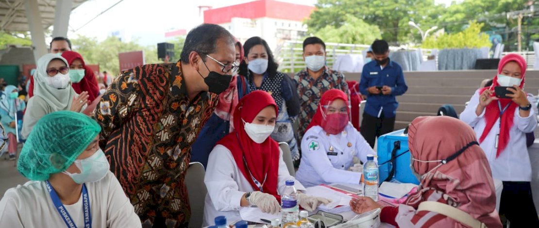 Wali Kota Makassar, Moh Ramdhan Pomanto pada festival vaskinasi di Karebosi, Sabtu, 27 Maret 2021.