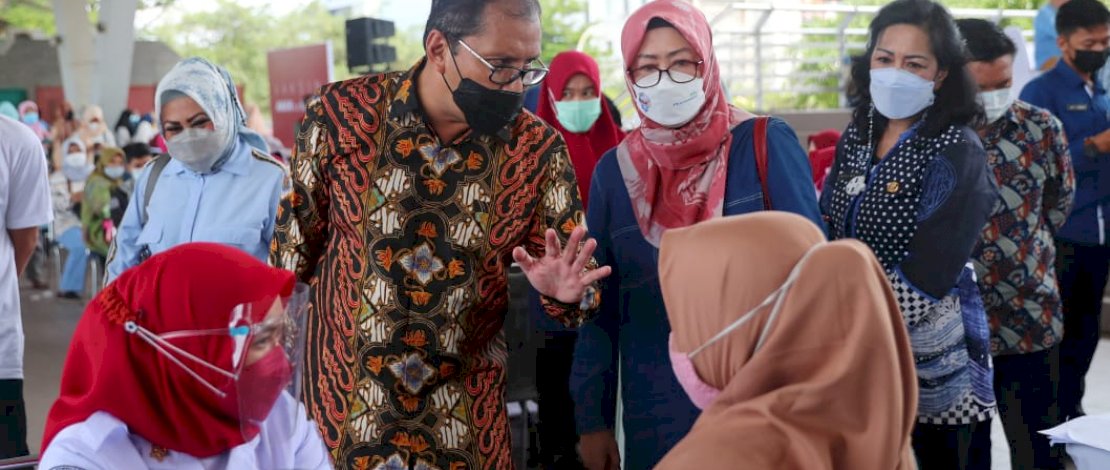Wali Kota Makassar, Moh Ramdhan Pomanto pada festival vaskinasi di Karebosi, Sabtu, 27 Maret 2021.