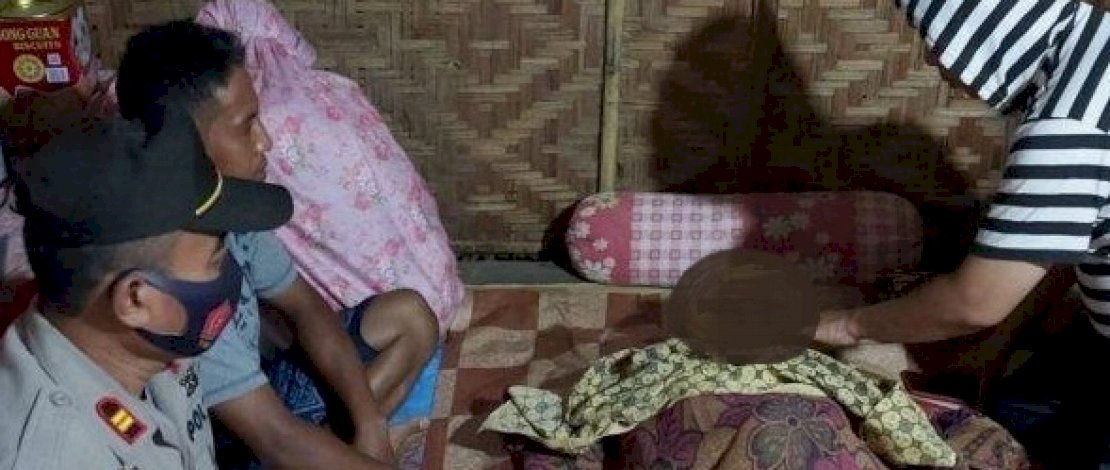 Jasad Cenning disemayamkan di rumahnya.