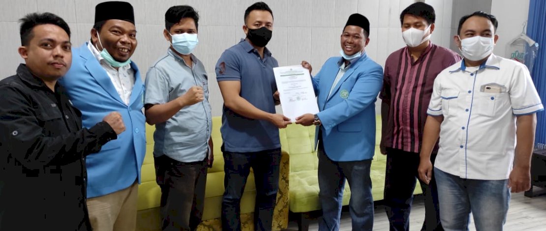 Ketua Umum Bkprmi Makassar, Muhammad Khaerul menyerahkan rekomendasi pencalonan kepada Hasrul Kaharuddin untuk maju sebagai calon Ketua KNPI Kota Makassar Ketua Umum Bkprmi Makassar, Muhammad Khaerul menyerahkan rekomendasi pencalonan kepada Hasrul Kaharuddin untuk maju sebagai calon Ketua KNPI Kota Makassar