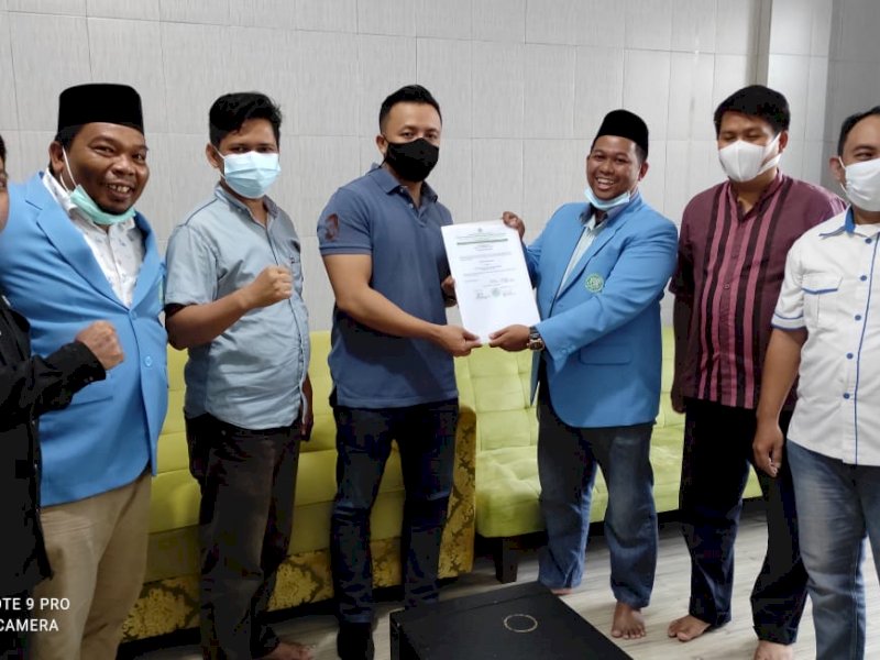 Dukung Bung Arul Pimpin KNPI Makassar, BKPRMI Serahkan Rekomendasi