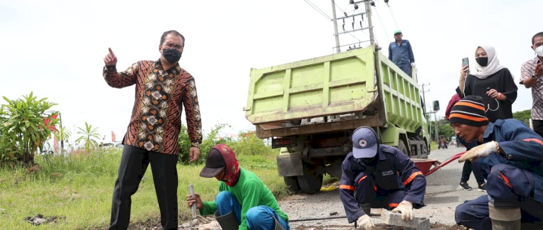 Danny Turun Langsung Tinjau Penambalan Jalan Metro Tanjung Bunga