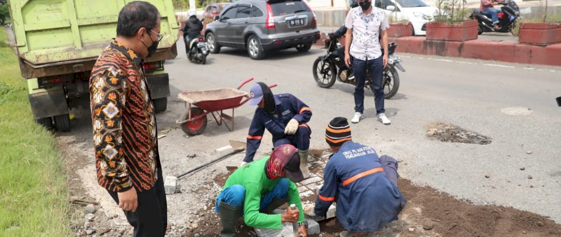 Danny Turun Langsung Tinjau Penambalan Jalan Metro Tanjung Bunga