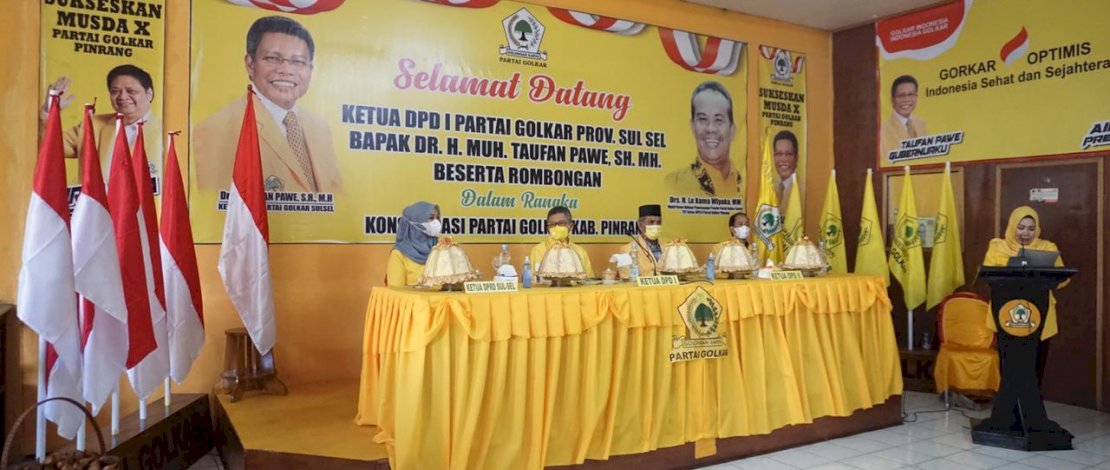 Taufan Pawe di kantor Golkar Pinrang.