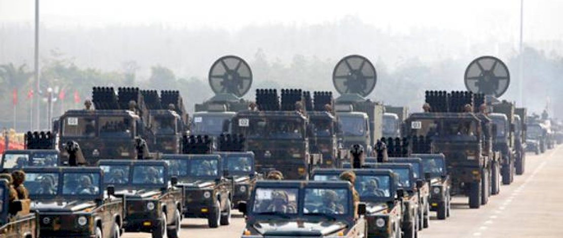 Kendaraan militer berparade selama Hari Angkatan Bersenjata nasional di Naypyitaw, Myanmar, pada 27 Maret 2021. (Foto: AP Photo)