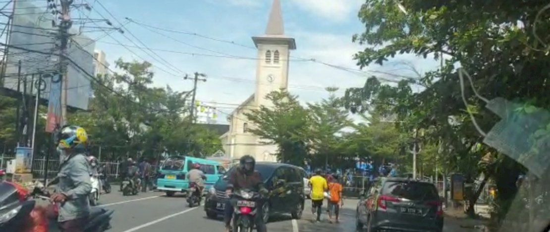 Suasana di depan gereja Katedral.